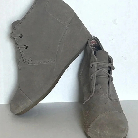 Toms Boots Womens 9.5 Wedge Ankle Bootie Lace Up Tan Suede Shoes - Picture 1 of 5